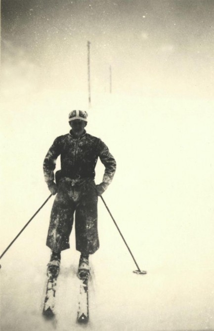 Горнолыжник во время снегопада в Cortina-Pocol, Италия. 1939 год