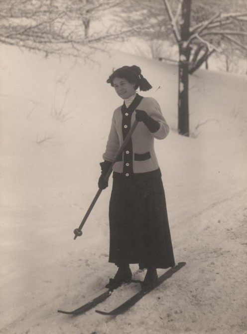 Женщина на горных лыжах. 1910 год