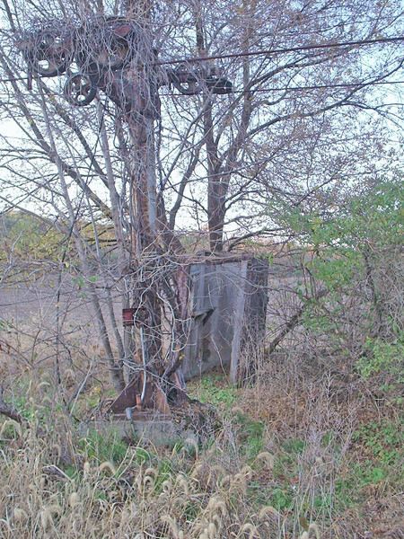 Кабина оператора бугельного подъёмника. Фото: Kevin Whipple.