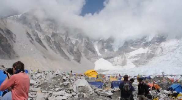 Землетрясение в Непале отменило восхождения на Эверест