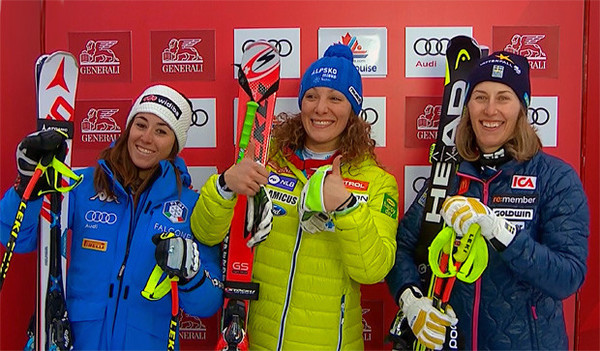 Словенская горнолыжница Илка Штухец победила в скоростном спуске на этапе КМ в Канаде