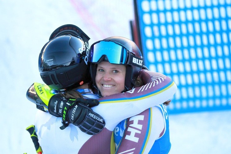 Сара Хектор утешает подругу по команде Эстель Альфан