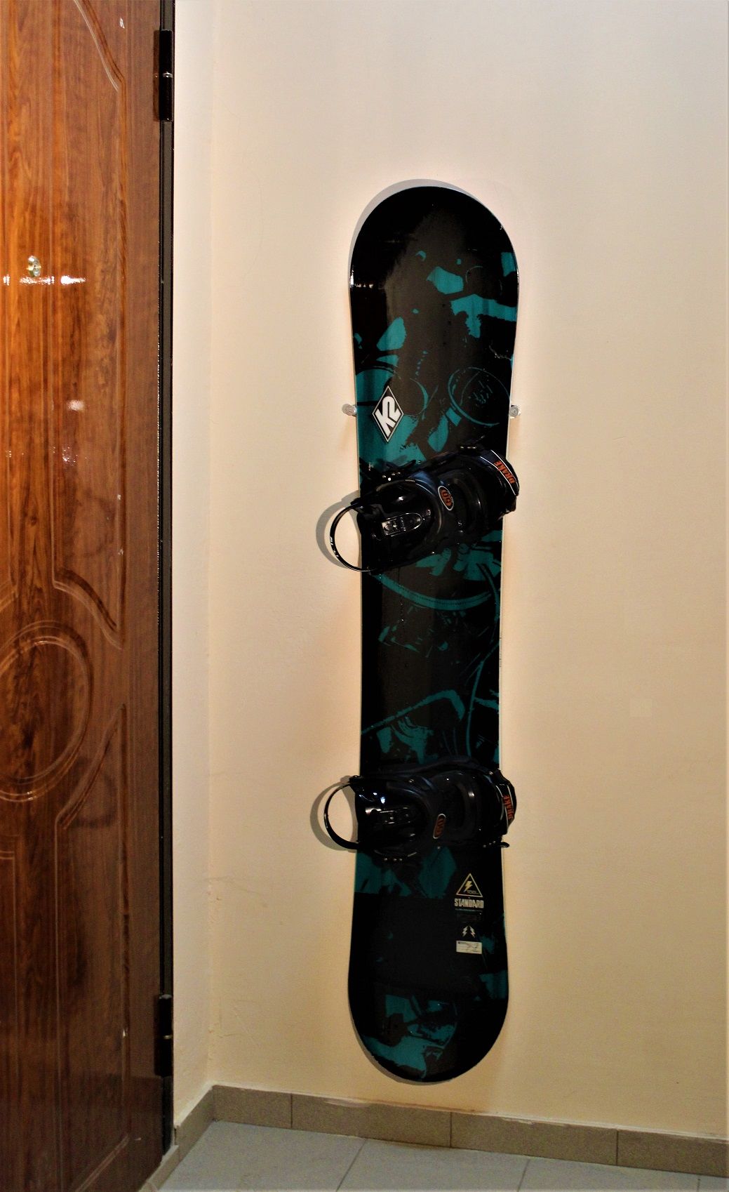 крепления для борда k2snow boarding. доска для сноубординга. крепления для хранения сноуборда. сноуборд дома. 55 сноуборд.