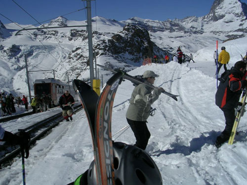 Выбираемся из сломанного поезда на трассу