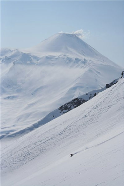 Вулкан Авачинский (2741м). Фото: Рунич Слава, райдер: Волкова Дарья