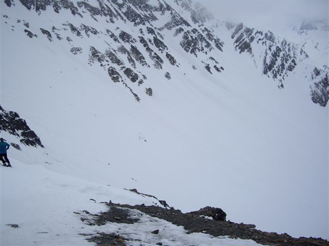 При хорошей погоде красивые виды на ледник с Монблана. Чуть ниже перевала, пристегнув снарягу на снегу – траверс влево.