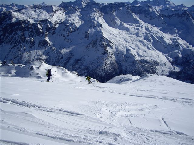 Ïóøèñòîé öåëèíû íå áûëî, ñïóñêè ïî òâåðäîìó ñíåãó