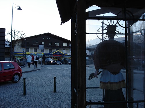 Св. Непомук и супермаркет