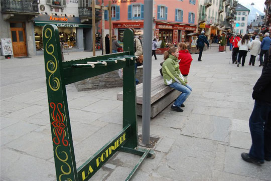 Стойка для лыж у кафе