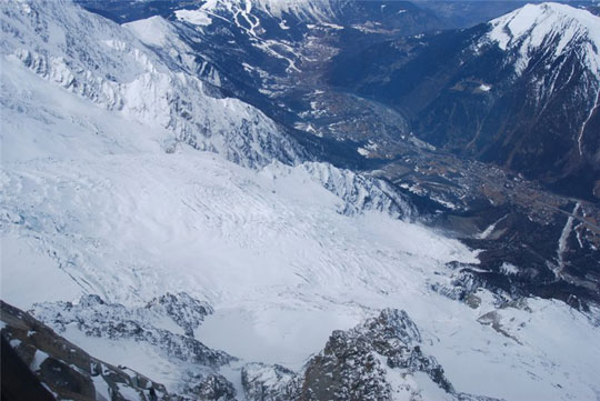 Вид на Шамони сверху с высоты Айгюль дю Миди