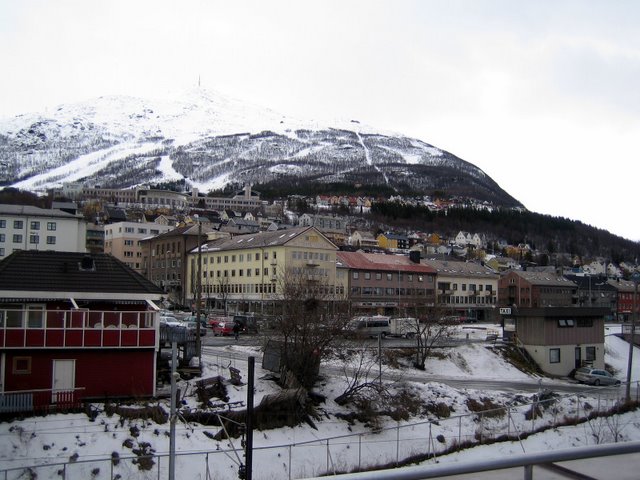 Вид на гору Линкен и город со стороны ТЦ и железной дороги