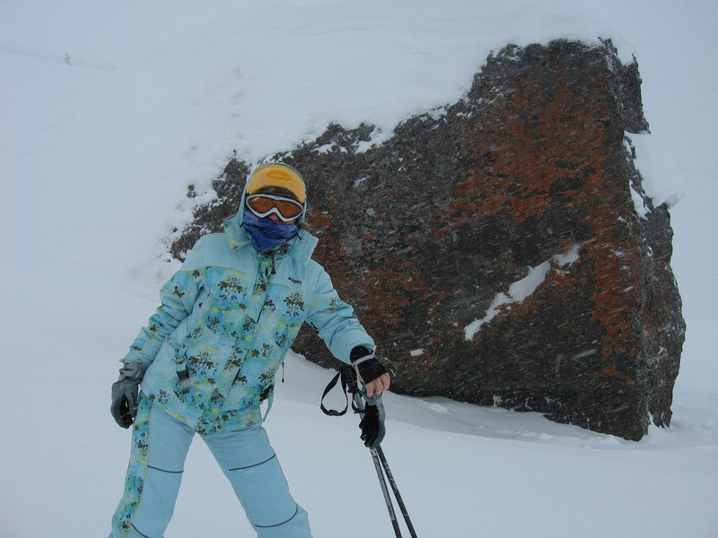 Камень с красными потеками на трассе Араббы