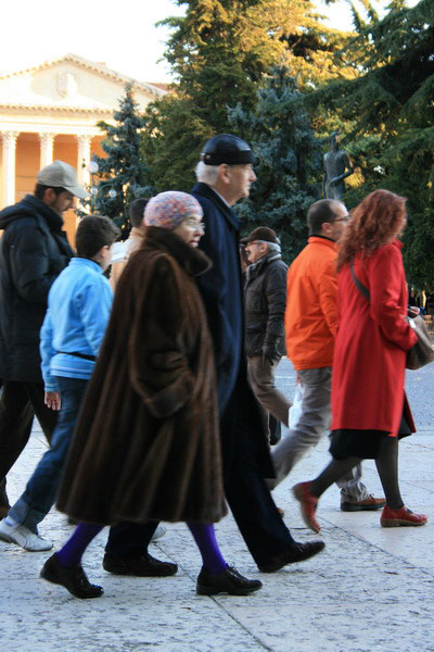 Выгул шубы с мужчиной