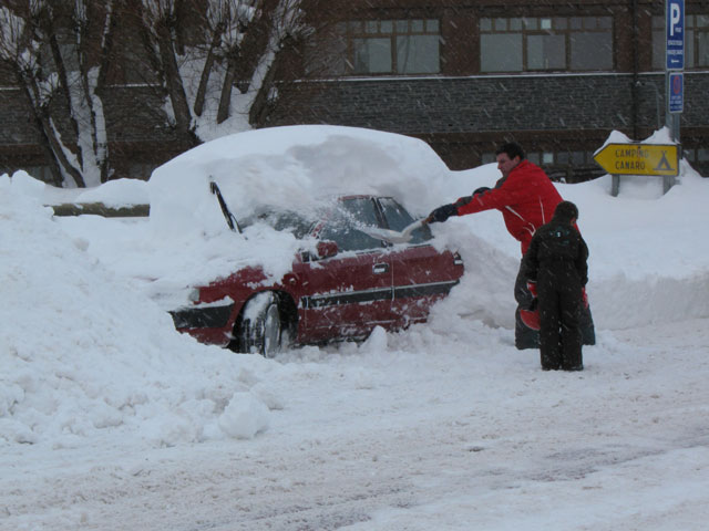 На следующий день после снегопада в Сольдеу автовладельцы выходили на улицу только с лопатами!