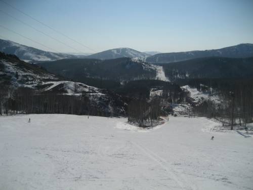 Справа от которого немного поуже и покруче и выезд к подъемнику. Хорошо