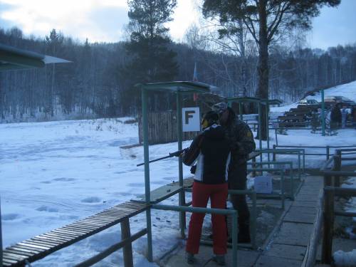 После обеда посетили стрельбище, постреляв по вертикальным мишеням из ружей. Сын же поупражнялся в стрельбе из пневматики