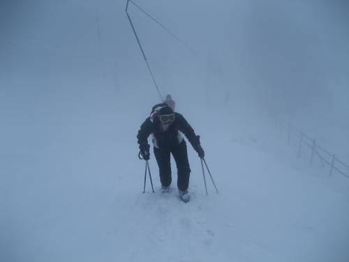 Беру у нее лыжи и мы начинаем подъем пешком наверх