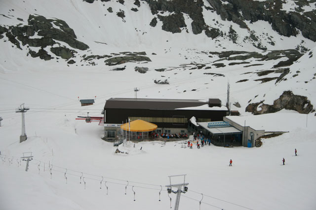 Пересадочная станция ледника на высоте 2100 м