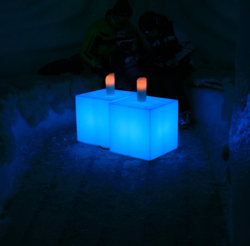 Все изо льда, кроме тумбочек и стаканов