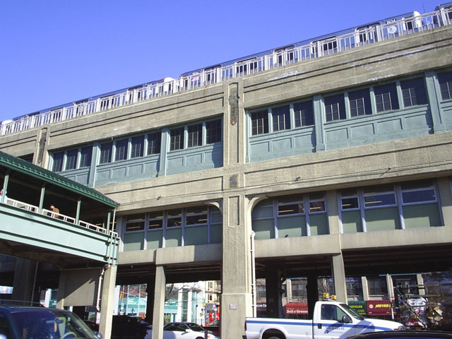 Станция метро Квинсборо Плаза (линии N, W, 7) была в 50-100 м от нашей гостиницы  