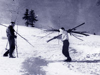 Первая слаломная трасса на горе Тростян в г. Славске. Январь 1952 г.  Ю.С. Преображенский (слева) ставит трассу.