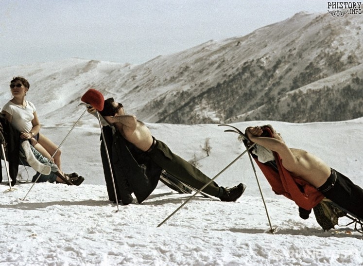 Альпинисты загорают на вершине горы Кохта. ГССР. СССР. 1966 год. Фотограф В. Володкин. Источник: phistory.info