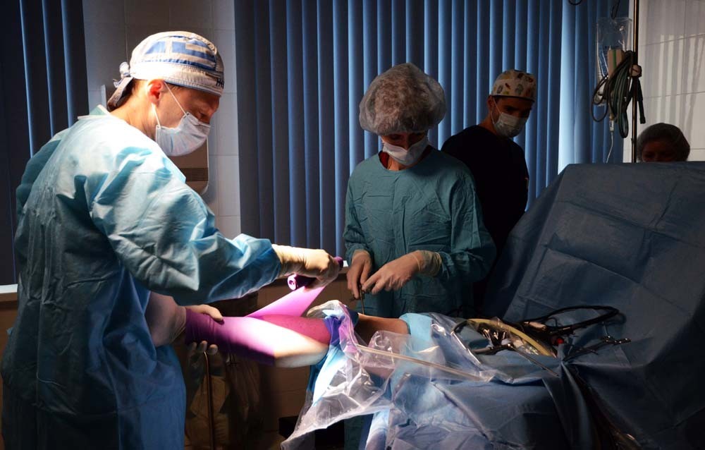 Операция замена головы. Почему хирурги делают операцию крестообразные связки. Тульская область город Донской хирург по замене сустава.