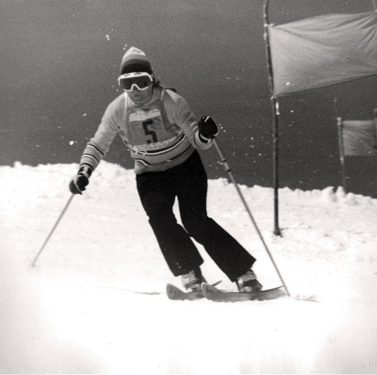 Лыжник в начале. Горные лыжи фристайл в 1930е годы. Лыжный спорт в СССР. Лыжники СССР.