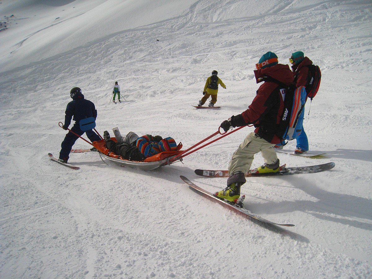 Первый горнолыжный курорт. Акья Эльбрус. Горнолыжники на Эльбрусе. Лыжи на склоне. Травмы на горных лыжах.