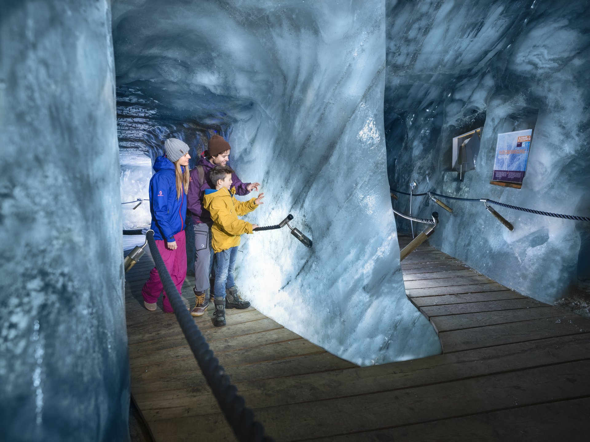 Amazing attraction. Аттракционы пещера. Грот в леднике Рона. Eisgrotte Stubai