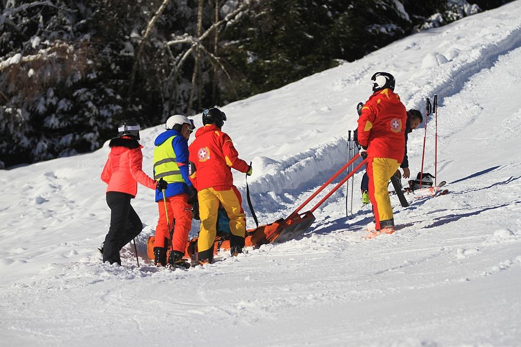 Ski с английского на русский. Лыжный патруль Солнечная Долина. Лыжные гонки патрулей. Лыжный патруль Югра. Меня лыжи.