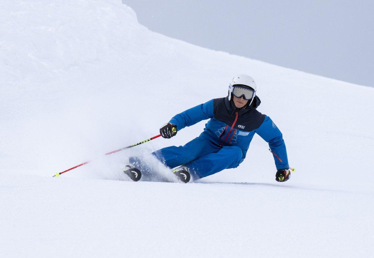 Skiing instructor. Горнолыжный спорт тренер Беляков. Карвинговый поворот.