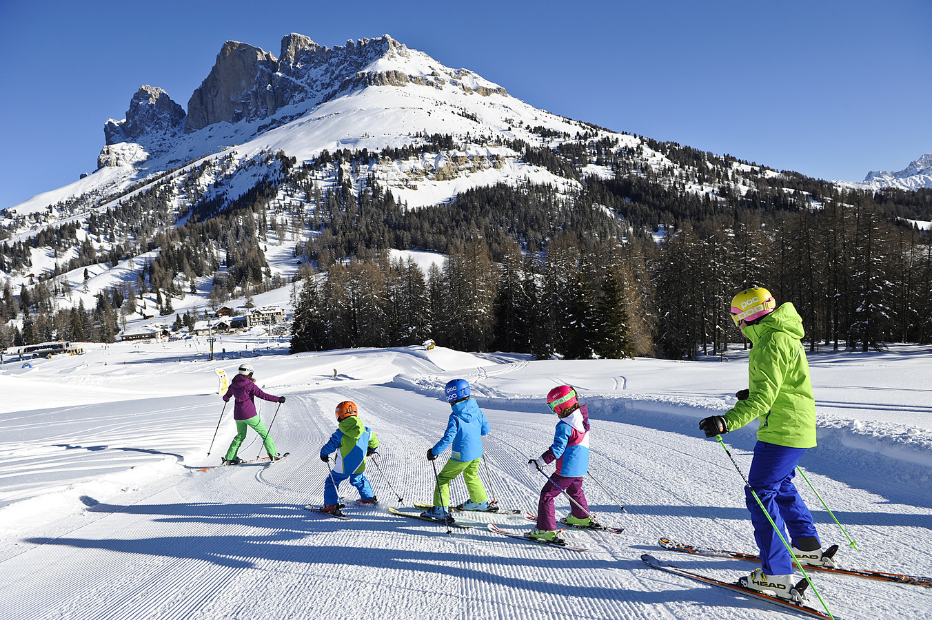 Катание на горнолыжном курорте. Дети на лыжах. Детские лыжные курорты. Детский горнолыжный спуск. Дети на горных лыжах.