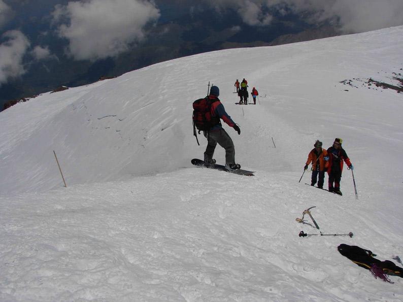 Эльбрус спуск. Спуск с Эльбруса. Эльбрус горнолыжный спуск. Спуск с Эльбруса в лагерь. Эльбрус красные спуски.