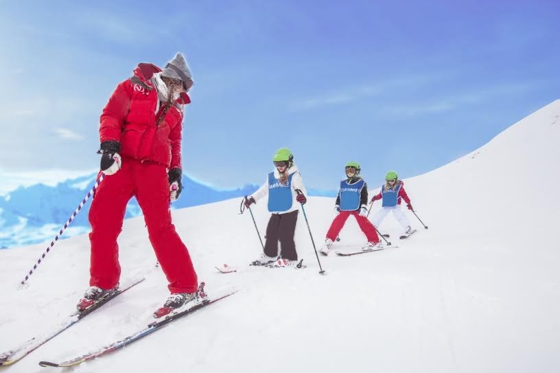 Skiing instructor. Инструктор горные лыжи. Инструктор по горным лыжам. Горнолыжка с инструктором. Дети горнолыжники.