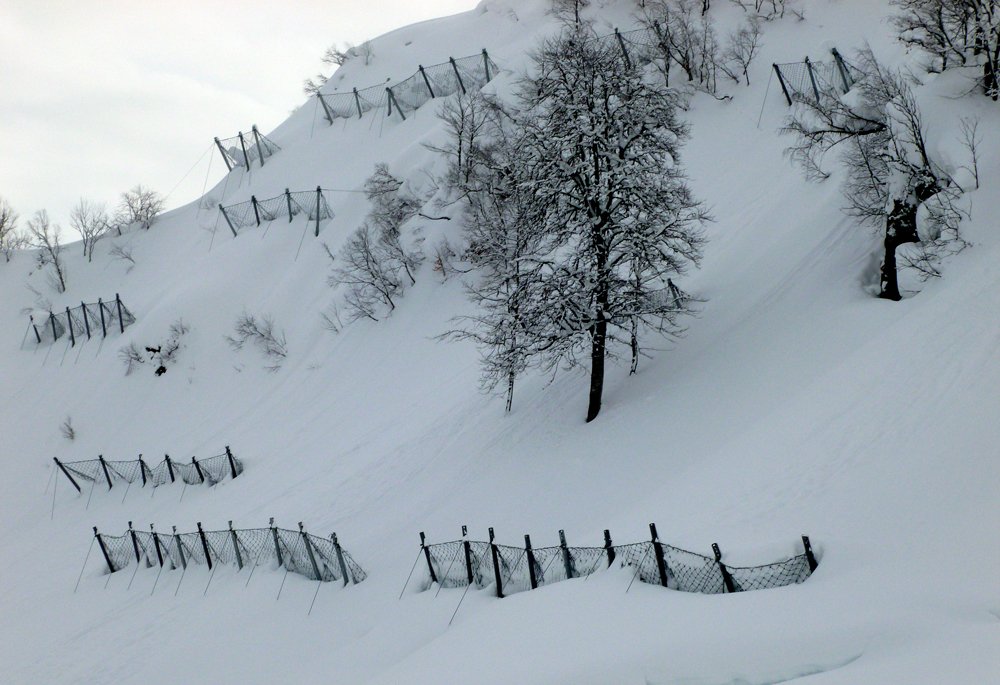 противолавинное снегоудерживающие сооружения. методы борьбы с лавинами. противолавинные сооружения роза хутор. лавинорезы противолавинные лавина. противолавинная техника.