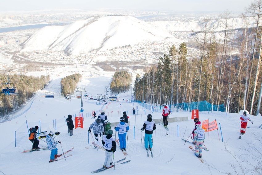 Склон красноярск бобровый лог. Бобровый лог красноярск трасса. Гора бобровый лог красноярск. Горнолыжный красноярск бобровый лог. Бобровый лог красноярск.