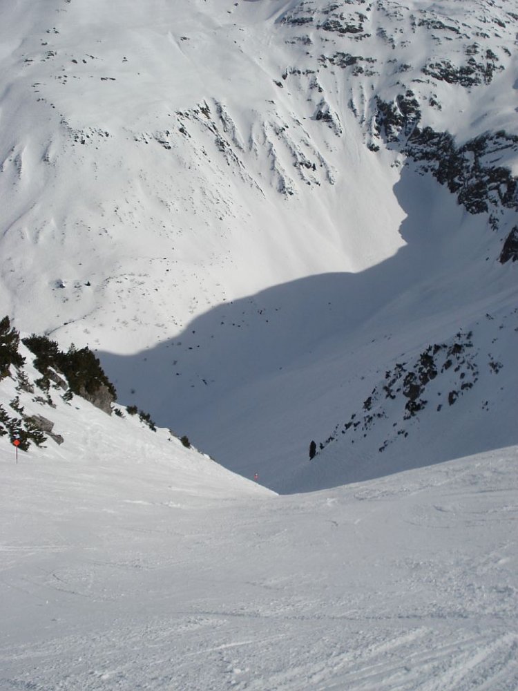 Снежные горы. Ночные горы. Темно склон. Темно склон. Вид со склона горы.